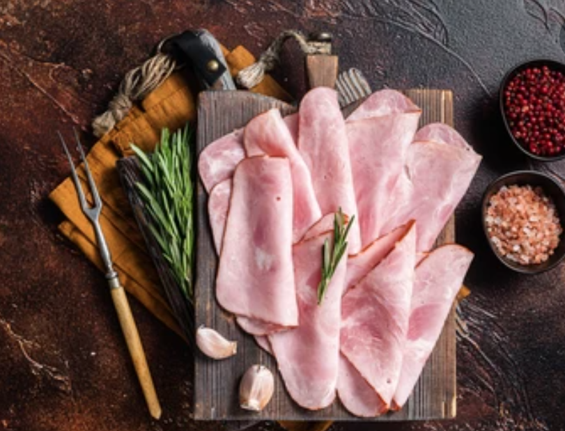 Ensalada mediterranea con jamón de york y pitaya tamaño puño.